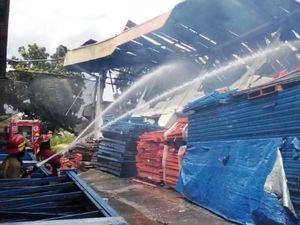 Kebakaran Gudang Kapas di Klapanunggal Bogor Diduga Akibat Korsleting Kebakaran Gudang Kapas di Klapanunggal Bogor Diduga Akibat Korsleting