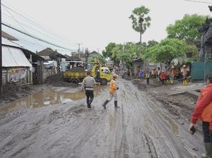 Belasan Rumah-Barang Warga Rusak Akibat Banjir Bandang di Karangasem Belasan Rumah-Barang Warga Rusak Akibat Banjir Bandang di Karangasem