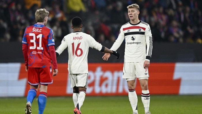 Soccer Football - Europa League - Viktoria Plzen v Manchester United - Doosan Arena, Plzen, Czech Republic - December 12, 2024 Manchester Uniteds Rasmus Hojlund celebrates scoring their first goal with Manchester Uniteds Amad Diallo REUTERS/Radovan Stoklasa
