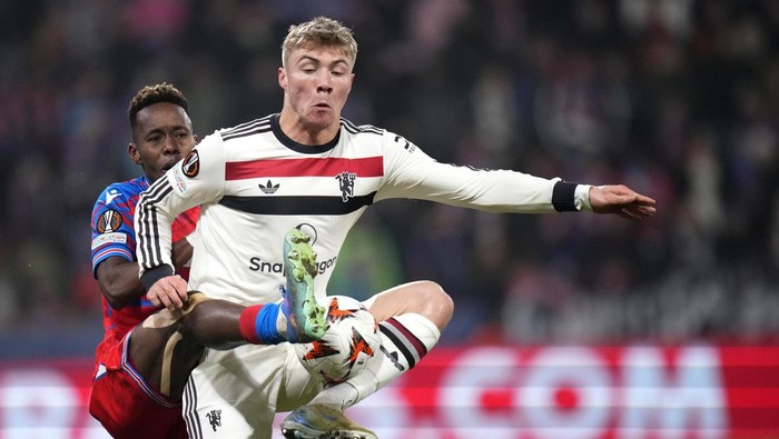 Manchester Uniteds Rasmus Hojlund, right, challenges for the ball with Plzens Sampson Dweh during the Europa League soccer match between Viktoria Plzen and Manchester United at the Doosan Arena in Plzen, Czech Republic, Thursday, Dec. 12, 2024. (AP Photo/Petr David Josek)