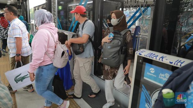 Sejumlah pekerja berjalan pulang di Kawasan Sudirman, Jakarta, Jumat (13/12/2024). (CNBC Indonesia/Muhammad Sabki)