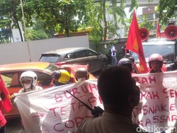Serikat Buruh Demo di Kantor Disnaker Makassar Jelang Penetapan UMK 2025