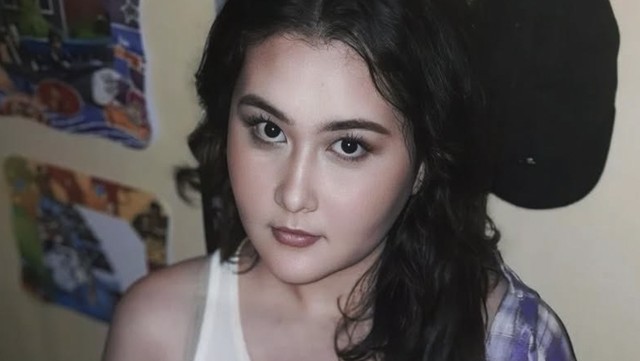 Berita Viral Selebriti dari InsertLive : Talitha Curtis Tampil Berani dengan Bikini, Netizen: Mending Jualan Risol Lagi