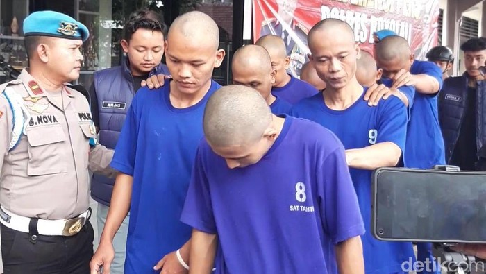 Tersangka penganiayaan Delapan tersangka penganiayaan terhadap anak dibawah umur di Banyusri, Wonosegoro dihadirkan dalam pertemuan pers Polres Boyolali, Jumat (13/12/2024).