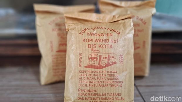 Toko Kopi Bis Kota Menyeruput Kopi Tubruk Segar dari Toko Kopi yang Berusia 81 Tahun