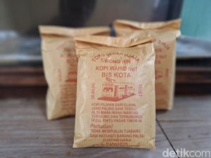 Menyeruput Kopi Tubruk Segar dari Toko Kopi yang Berusia 81 Tahun Menyeruput Kopi Tubruk Segar dari Toko Kopi yang Berusia 81 Tahun