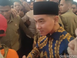 Video Paspampres Bantah Usir Jemaah saat Gibran Jumatan: Itu Protap
