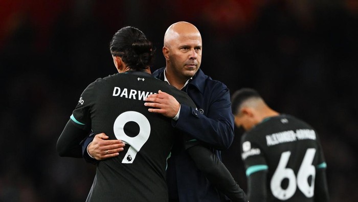 LONDON, ENGLAND - OCTOBER 27: Darwin Nunez of Liverpool is embraced by Arne Slot, Manager of Liverpool, after the Premier League match between Arsenal FC and Liverpool FC at Emirates Stadium on October 27, 2024 in London, England. (Photo by Shaun Botterill/Getty Images)