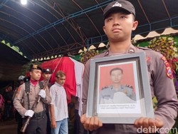 Tangis Keluarga Iringi Pemakaman Aiptu Hidayat di Magetan