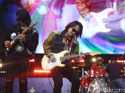 Aksi Panggung J-Rocks Hibur Penonton HUT Ke-23 Transmedia