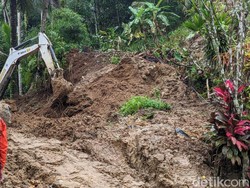 9 Rumah di Trenggalek Terisolasi Longsor, Alat Berat Diterjunkan