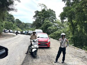 Buka Tutup Jalan, Lalin Poros Maros-Bone di Kappang Antre 3 Km Sore Ini Buka Tutup Jalan, Lalin Poros Maros-Bone di Kappang Antre 3 Km Sore Ini