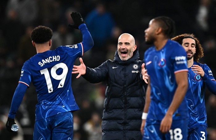 Soccer Football - Premier League - Tottenham Hotspur v Chelsea - Tottenham Hotspur Stadium, London, Britain - December 8, 2024  Chelsea manager Enzo Maresca celebrates with Jadon Sancho after the match REUTERS/Dylan Martinez EDITORIAL USE ONLY. NO USE WITH UNAUTHORIZED AUDIO, VIDEO, DATA, FIXTURE LISTS, CLUB/LEAGUE LOGOS OR 'LIVE' SERVICES. ONLINE IN-MATCH USE LIMITED TO 120 IMAGES, NO VIDEO EMULATION. NO USE IN BETTING, GAMES OR SINGLE CLUB/LEAGUE/PLAYER PUBLICATIONS. PLEASE CONTACT YOUR ACCOUNT REPRESENTATIVE FOR FURTHER DETAILS..