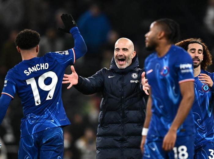 Soccer Football - Premier League - Tottenham Hotspur v Chelsea - Tottenham Hotspur Stadium, London, Britain - December 8, 2024  Chelsea manager Enzo Maresca celebrates with Jadon Sancho after the match REUTERS/Dylan Martinez EDITORIAL USE ONLY. NO USE WITH UNAUTHORIZED AUDIO, VIDEO, DATA, FIXTURE LISTS, CLUB/LEAGUE LOGOS OR 'LIVE' SERVICES. ONLINE IN-MATCH USE LIMITED TO 120 IMAGES, NO VIDEO EMULATION. NO USE IN BETTING, GAMES OR SINGLE CLUB/LEAGUE/PLAYER PUBLICATIONS. PLEASE CONTACT YOUR ACCOUNT REPRESENTATIVE FOR FURTHER DETAILS..