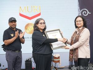 English Massive Bawa Kota Kediri Raih 2 Rekor MURI English Massive Bawa Kota Kediri Raih 2 Rekor MURI