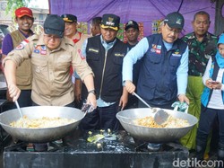Mensos Gus Ipul Bantu Rehabilitasi Pascabanjir di Jombang
