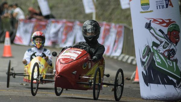 Intip Keseruan Balap Kereta Peti Sabun di Bandung