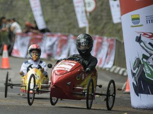 Intip Keseruan Balap Kereta Peti Sabun di Bandung
