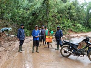 Sempat Lumpuh, Akses ke Curug Ngebul Cianjur Bisa Dilewati Kembali