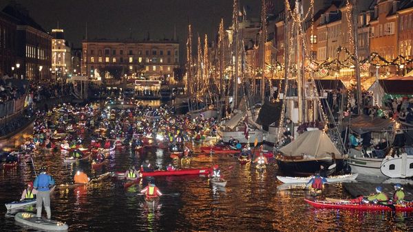 Kayak Berhias Lampu Natal Terangi Kanal-kanal di Kopenhagen