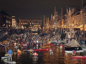Kayak Berhias Lampu Natal Terangi Kanal-kanal di Kopenhagen Kayak Berhias Lampu Natal Terangi Kanal-kanal di Kopenhagen