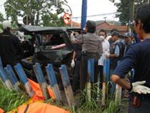 Tragedi 3 Mobil Tertabrak KA Mutiara Timur Tewaskan Tiga Orang di Surabaya Tragedi 3 Mobil Tertabrak KA Mutiara Timur Tewaskan Tiga Orang di Surabaya