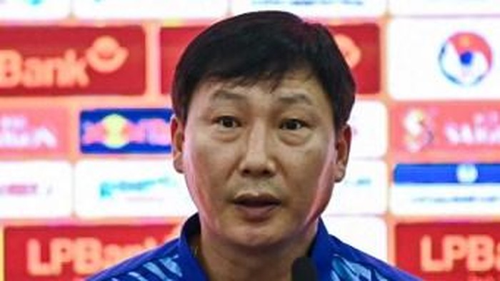 Vietnams head coach Kim Sang-sik attends a press conference on the eve of the international friendly football match against Russian, at the Vietnam Football Federation headquarters in Hanoi on September 4, 2024. (Photo by NHAC NGUYEN / AFP)
