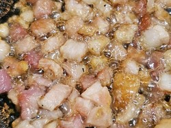 Tak Tercium tapi Berasa! Begini Ciri-ciri Makanan Pakai Minyak Babi