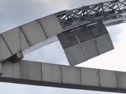 Viral Seng Gerbang Kota Bekasi Copot hingga Terbang Diterpa Angin Kencang