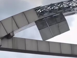 Video: Viral Seng Gerbang Kota Bekasi Rontok Gegara Angin Kencang Video: Viral Seng Gerbang Kota Bekasi Rontok Gegara Angin Kencang