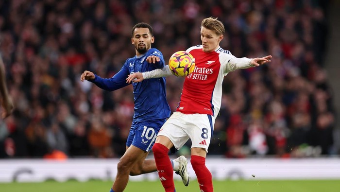 LONDON, ENGLAND - DECEMBER 14: Martin Odegaard of Arsenal is challenged by Iliman Ndiaye of Everton during the Premier League match between Arsenal FC and Everton FC at Emirates Stadium on December 14, 2024 in London, England. (Photo by Richard Heathcote/Getty Images)