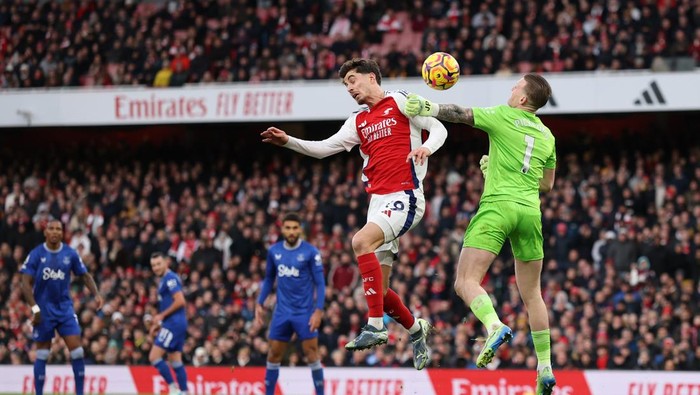 LONDON, ENGLAND - DECEMBER 14: Kai Havertz of Arsenal competes for a header as Jordan Pickford of Everton attempts to punch the ball clear during the Premier League match between Arsenal FC and Everton FC at Emirates Stadium on December 14, 2024 in London, England. (Photo by Richard Heathcote/Getty Images)