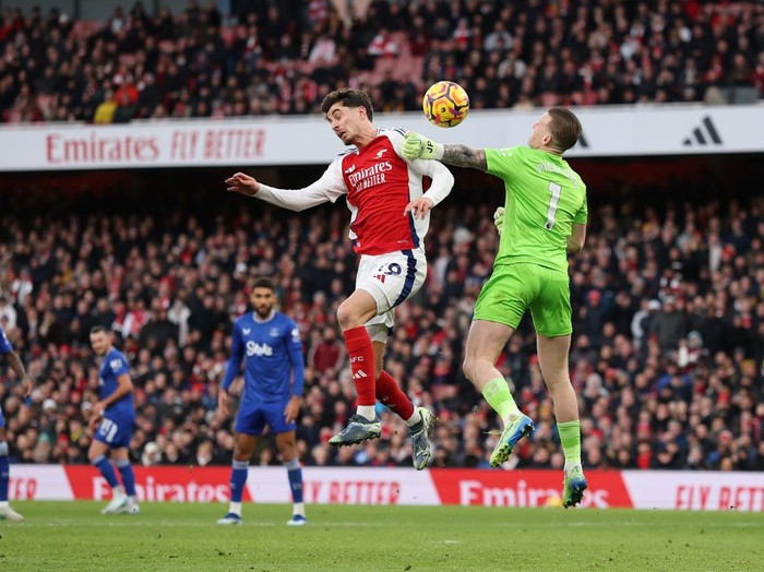 LONDON, ENGLAND - DECEMBER 14: Kai Havertz of Arsenal competes for a header as Jordan Pickford of Everton attempts to punch the ball clear during the Premier League match between Arsenal FC and Everton FC at Emirates Stadium on December 14, 2024 in London, England. (Photo by Richard Heathcote/Getty Images)