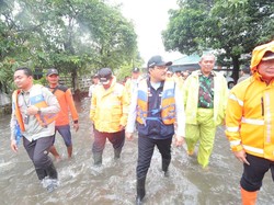 Mensos Tinjau Banjir Jombang-Mojokerto, Pastikan Pengungsi Dilayani Baik