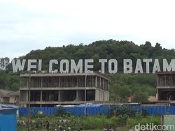 Wisatawan Keluhkan Ikon Welcome To Batam Tertutup Pembangunan Gedung