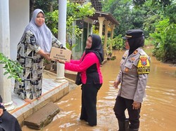 Polres Pasuruan Bagikan Sembako untuk Korban Banjir