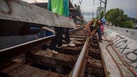 Potret Penggantian Bantalan Kayu Rel Kereta Api dengan Sintetis
