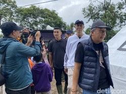 Kunjungi Lokasi Bencana Sukabumi, Saan Mustopa Salurkan Bantuan