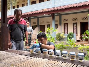 8 Penghuni Kos di Lombok Barat Ditangkap gegara Urine Positif Sabu 8 Penghuni Kos di Lombok Barat Ditangkap gegara Urine Positif Sabu