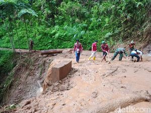 Longsor Tutup Jalan di Salem Brebes, Seribuan Warga Terisolasi Longsor Tutup Jalan di Salem Brebes, Seribuan Warga Terisolasi