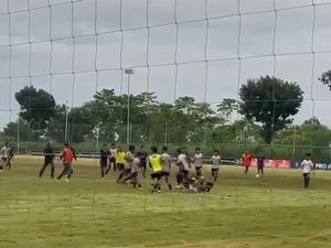 Momen Pemain Persik Kendiri Vs PSM Makassar Adu Jotos di Laga EPA Liga 1 U-20 Momen Pemain Persik Kendiri Vs PSM Makassar Adu Jotos di Laga EPA Liga 1 U-20
