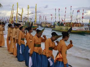 Tarian Pembuka Festival Tanjung Waka Pecahkan Rekor MURI Tarian Pembuka Festival Tanjung Waka Pecahkan Rekor MURI
