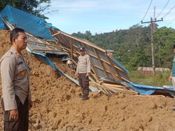 Longsor Timpa Bangunan Sanggar Seni di Toba, Jalan Tertutup