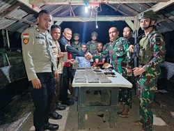 TNI Amankan 4 Orang Bawa 2 Kg Ganja di Keerom, Pelaku Diserahkan ke Polisi