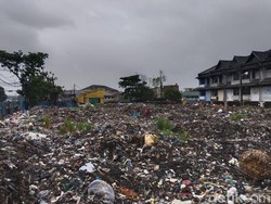Peliknya Masalah Sampah di Pasar Caringin Bandung