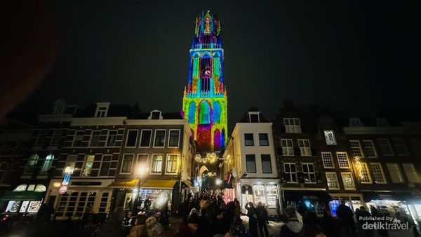 Domtoren, Ikon Kota Utrecht yang Penuh Warna di Malam Hari