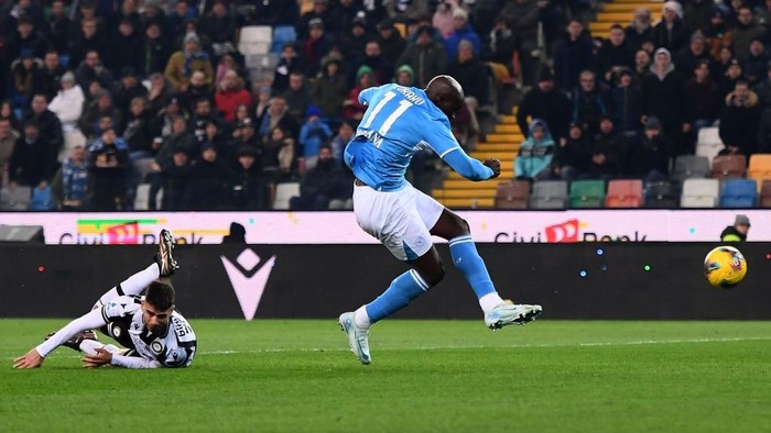 UDINE, ITALY - DECEMBER 14:  Romelu Lukaku of Napoli  scores the 1-1 goal during the Serie A match between Udinese and Napoli at Stadio Friuli on December 14, 2024 in Udine, Italy. (Photo by Alessandro Sabattini/Getty Images)