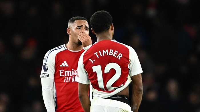 Soccer Football - Premier League - Arsenal v Everton - Emirates Stadium, London, Britain - December 14, 2024 Arsenals Gabriel Jesus and Jurrien Timber after the match REUTERS/Dylan Martinez EDITORIAL USE ONLY. NO USE WITH UNAUTHORIZED AUDIO, VIDEO, DATA, FIXTURE LISTS, CLUB/LEAGUE LOGOS OR LIVE SERVICES. ONLINE IN-MATCH USE LIMITED TO 120 IMAGES, NO VIDEO EMULATION. NO USE IN BETTING, GAMES OR SINGLE CLUB/LEAGUE/PLAYER PUBLICATIONS. PLEASE CONTACT YOUR ACCOUNT REPRESENTATIVE FOR FURTHER DETAILS..