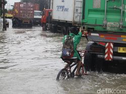 Jalan di Depan Kompleks JIS Tergenang Buntut Banjir Rob