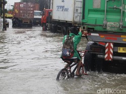 Jalan di Depan Kompleks JIS Tergenang Buntut Banjir Rob